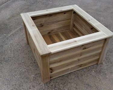 jardiniere 70 x 70 x 40 h  tarif : 75 euros