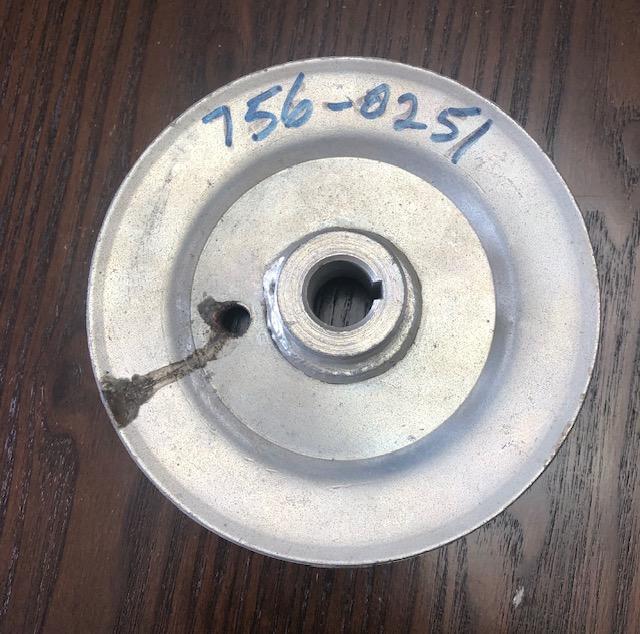 NOS MTD snowblower SPINDLE PULLEY WITH KEYWAY 7560251 Salvagedpartsdepot