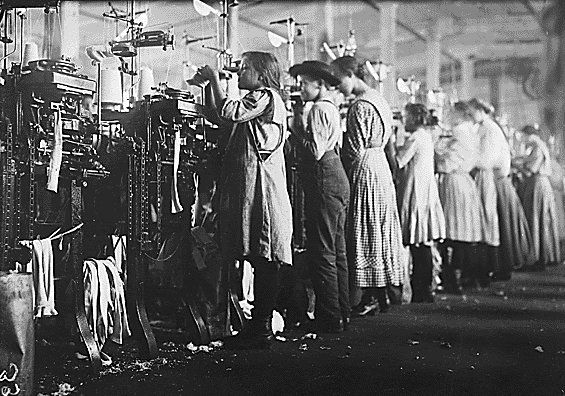 8. Mujeres y niños en un molino textil en Tennessee.