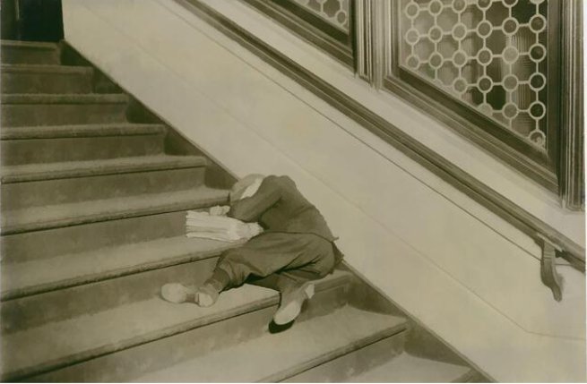 11. Niño repartidor de periódicos durmiendo en una escalera. New Jersey 1912. Lewis Hine