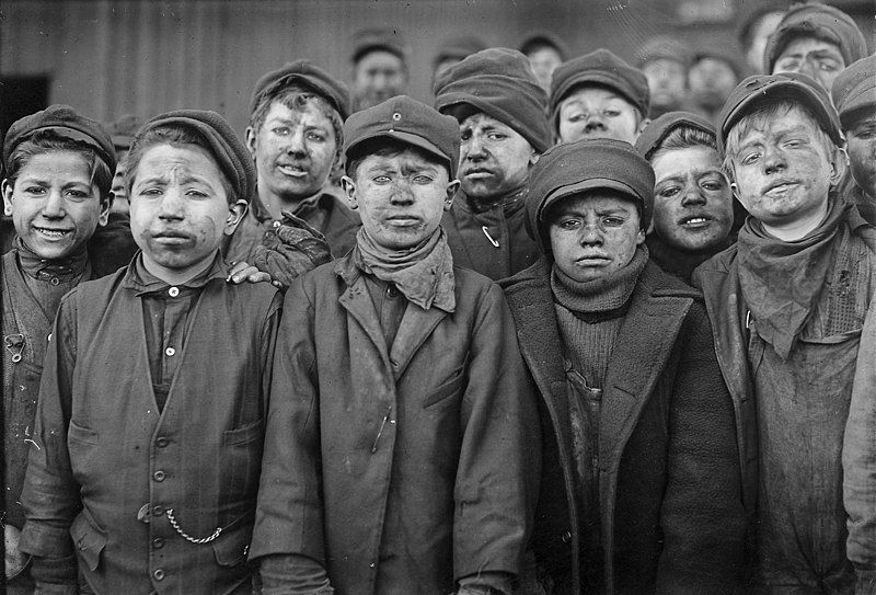 12. Niños trabajando en una mina de carbón en EE.UU. Fotografía de Lewis Hine, 1911.