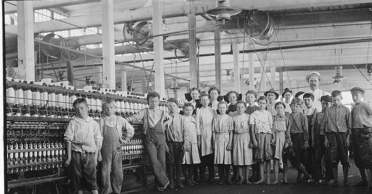 13. Niños trabajando en la industria textil.