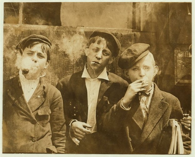 15. Niños fumando en Misouri en 1910. Foto tomada por Lewis Hine.
