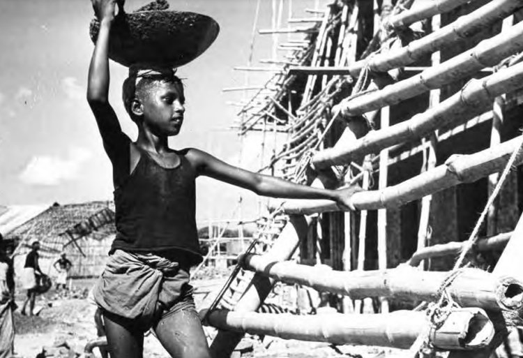 25. Niño trabajando en la construcción en India entre 1960 y 1970