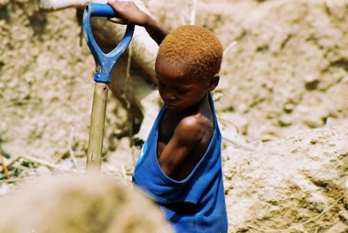 27. Niño trabajando en la cantera de Abeokuta en Nigeria.