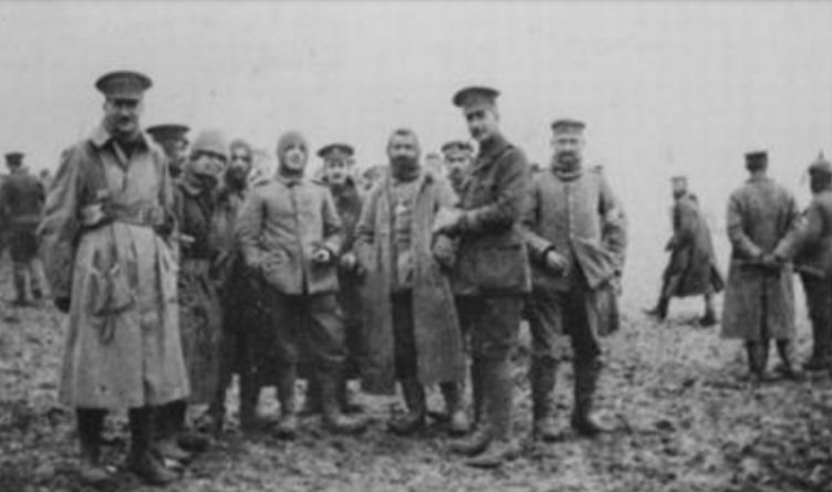5. Día de Navidad de 1914. Soldados franceses y alemanes charlando