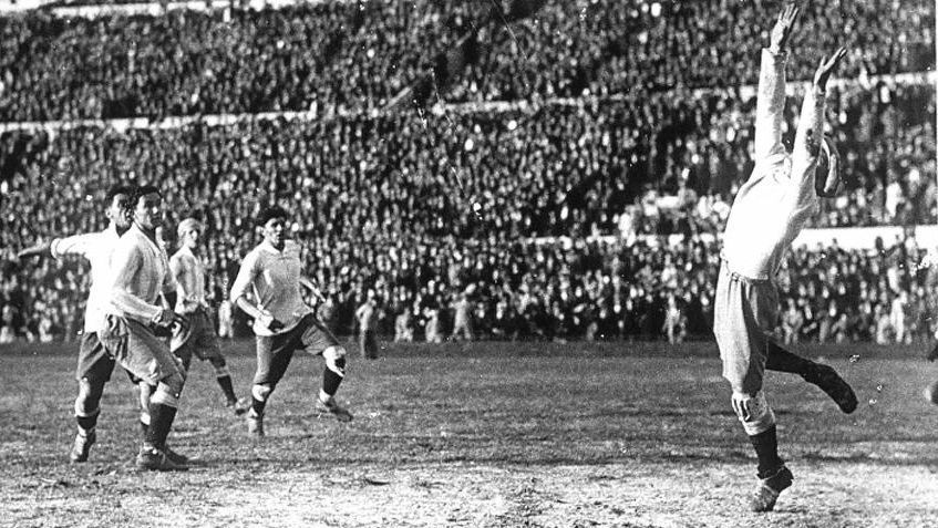 8. Primer mundial de fútbol de 1930 en Uruguay.