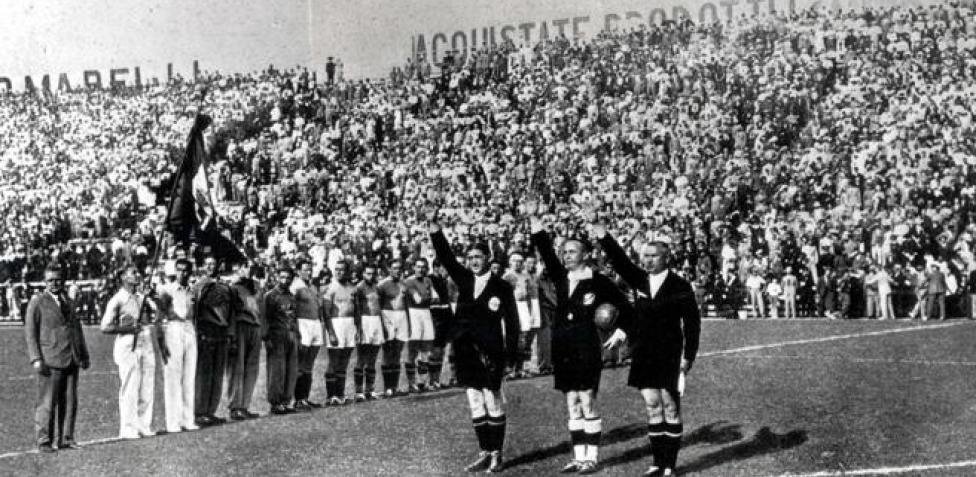 9. Segundo mundial de fútbol de 1934 celebrado en Italia. Los árbitros hacen el saludo fascita antes del encuentro.