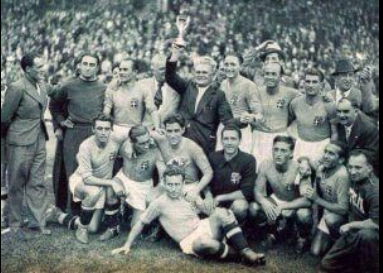 10. Vitorio Pozzo levantando la copa tras la victoria de la selección italiana, 1934