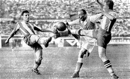 14. Matthias Sindelar jugando con su selección.