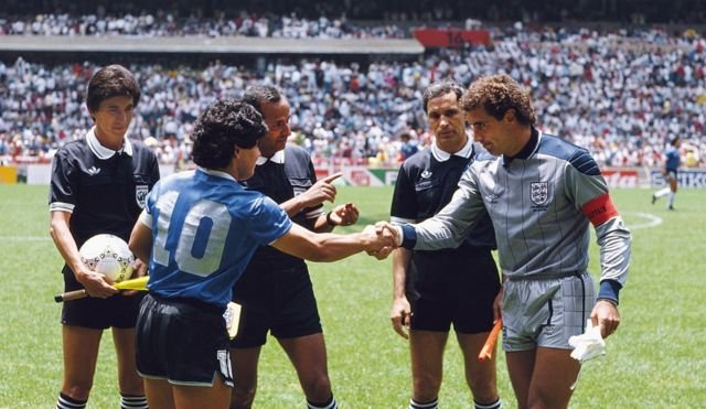 28. Saludo entre los capitanes de la selección argentina e inglesa, Maradona y Shilton.
