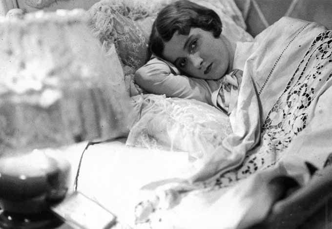 12. Escena de la película Le Bal (Wilhelm Thiele, 1931). La adolescente es la actriz Danielle Darrieux.