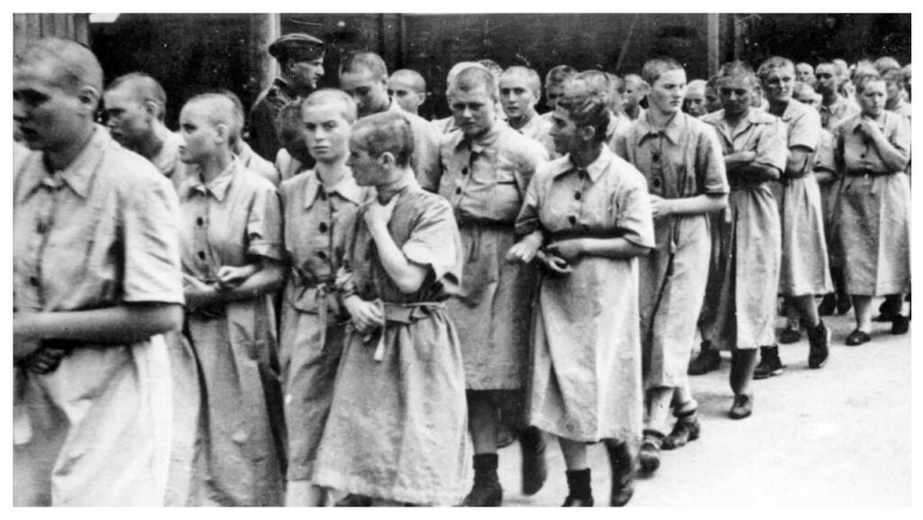 23. Mujeres en un campo de concentración de Auschwitz.