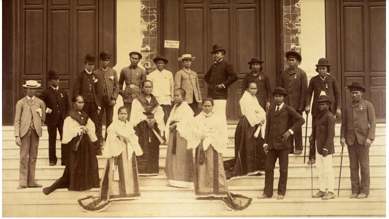 14. Grupo de filipinos fotografiados tras haber sido recibidos por la reina regente de España, María Cristina. 1887