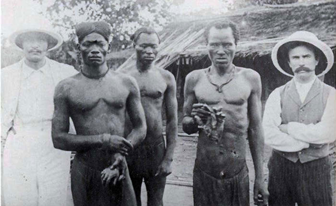 18. Congoleños exibiendo manos cortadas junto con sus capataces.