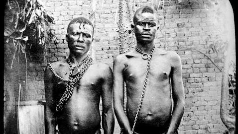 19. Esclavos congoleños en tiempos del rey Leopoldo II de Bélgica.