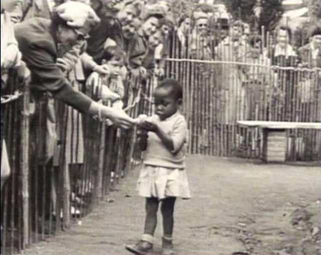 23. Niña congoleña en la Exposición Universal de Bruselas de 1958.