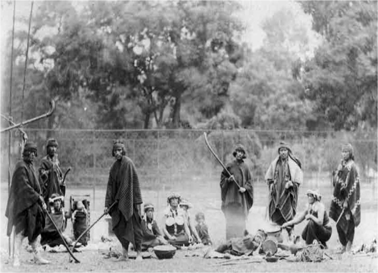 31. Prisioneros de guerra mapuches vendidos por el Estado a Francia. Fueron exhibidos en el Jardín de Aclimatación de París. 1883.