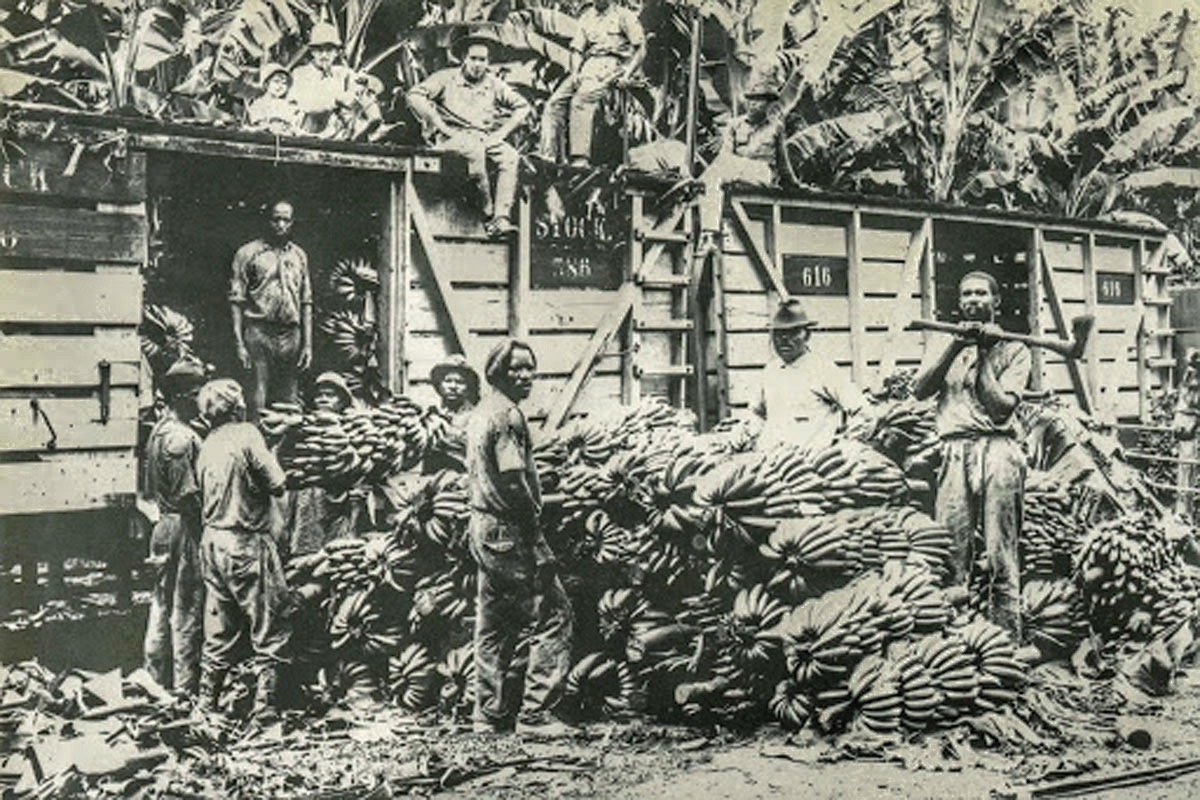 10. Captaces y obreros en una plantación de bananas.