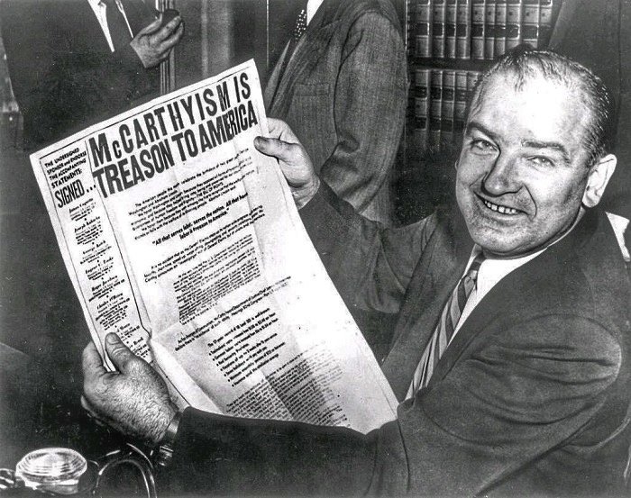 11. McCarthy presentando su lista negra durante la caza de brujas en EE.UU en la Guerra Fría. Foto, scoopnest.com.