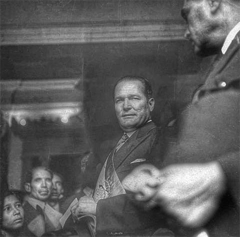 12. Juan José Arévalo Bermejo con la banda presidencial, en Guatemala 1945.