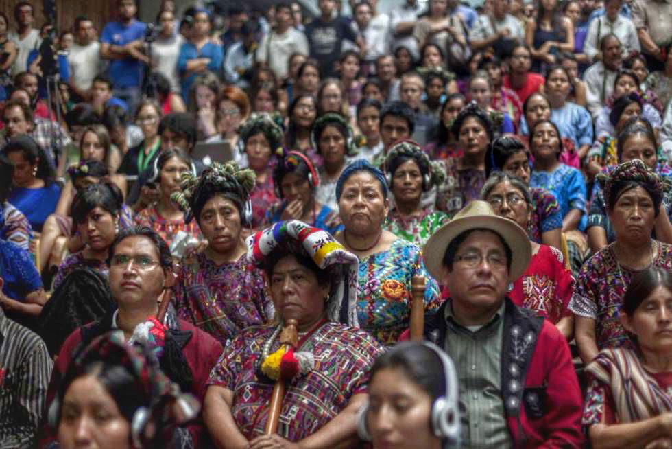 42. Rigoberta Menchú y otras mujeres de la étnia Ixil en el juicio contra Ríos Montt.