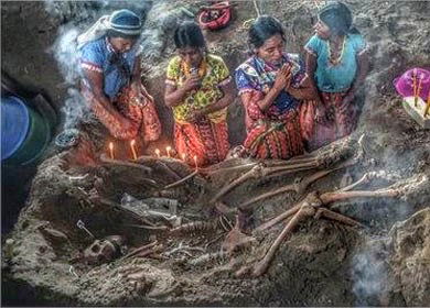 45. Mujeres guatemaltecas rezando ante una fosa común.