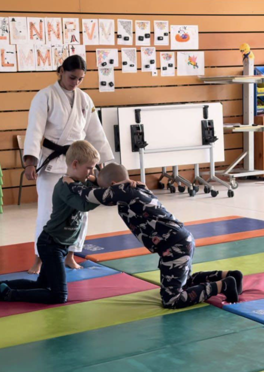 Initiations au judo dans les écoles par Célia et Tomas