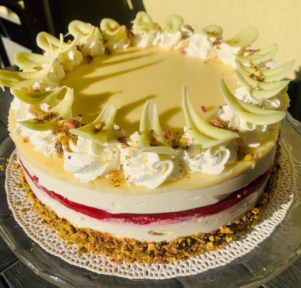 Fehércsokis pisztáciás torta málnával (Alattyán tortája 2021.)