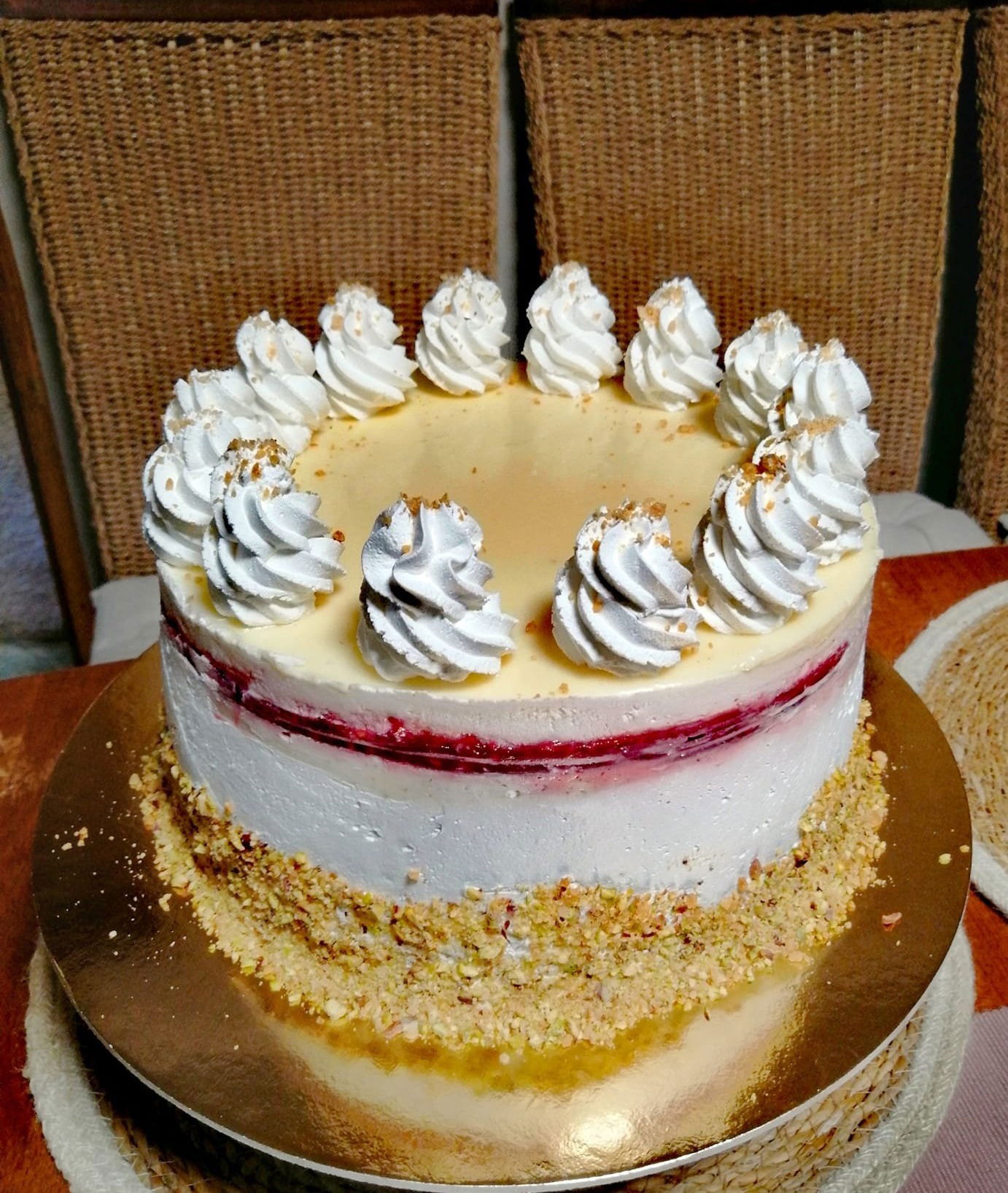Fehércsokis pisztáciás torta málnával (Alattyán tortája 2021.)