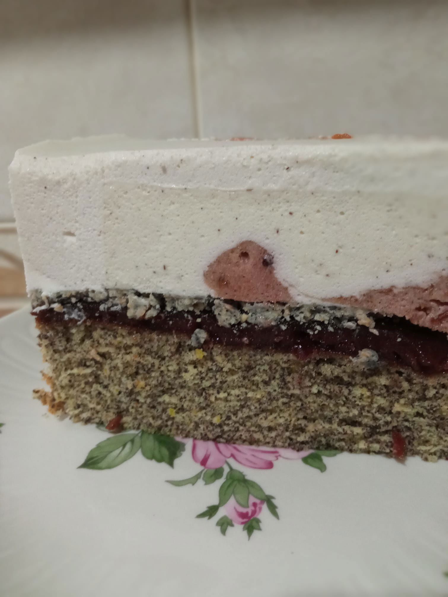 Fehér csokis szilva torta mákkal, fekete szezámmal