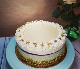 Fehércsokis pisztácia torta málnával (Alattyán tortája2021)