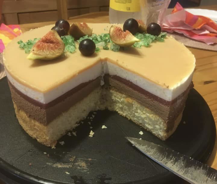 Csokis vaníliás torta eperrel, és karamellel