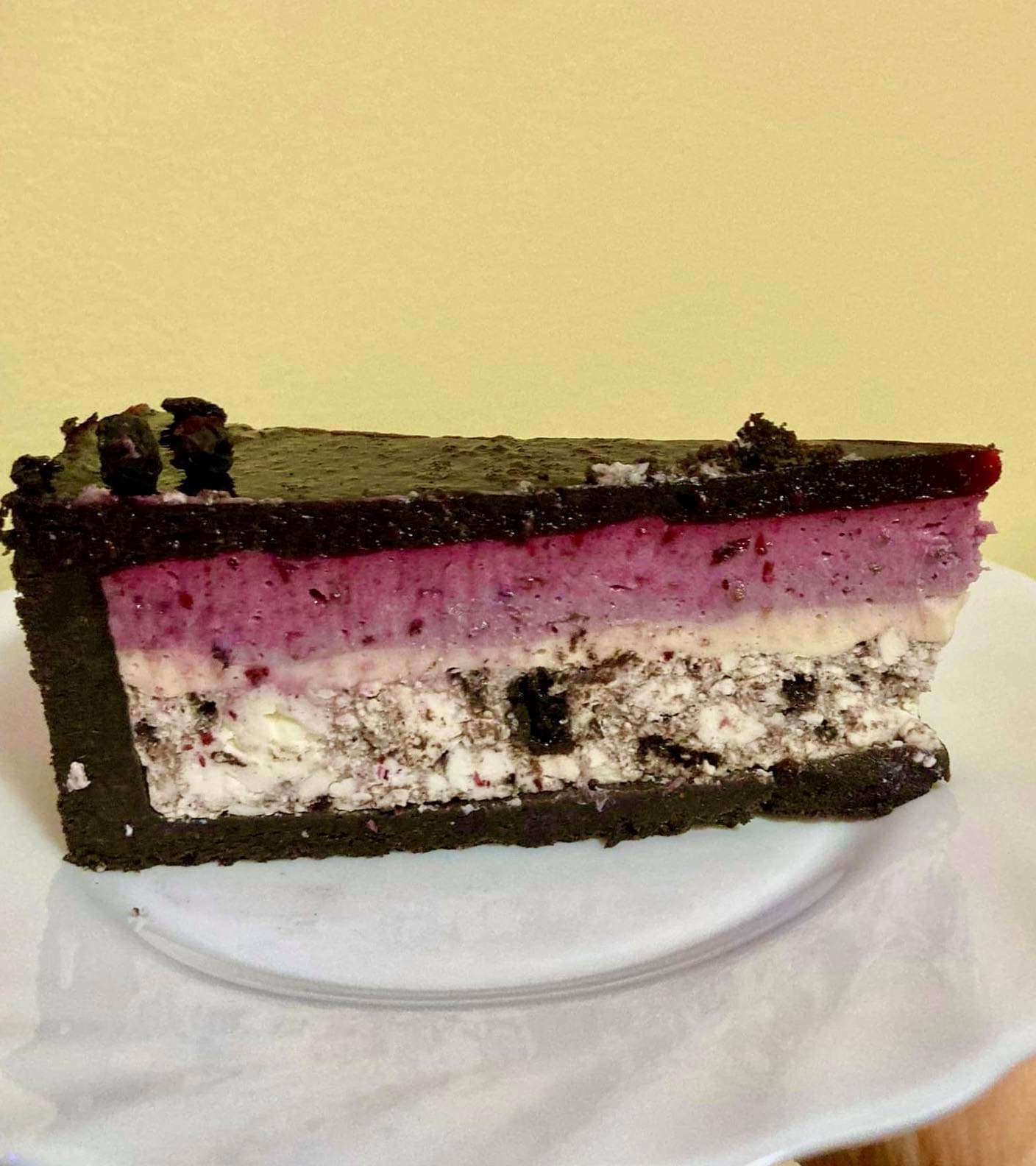 Karamellás Oreo torta fekete szederrel, áfonyával (Sütés nélkül)