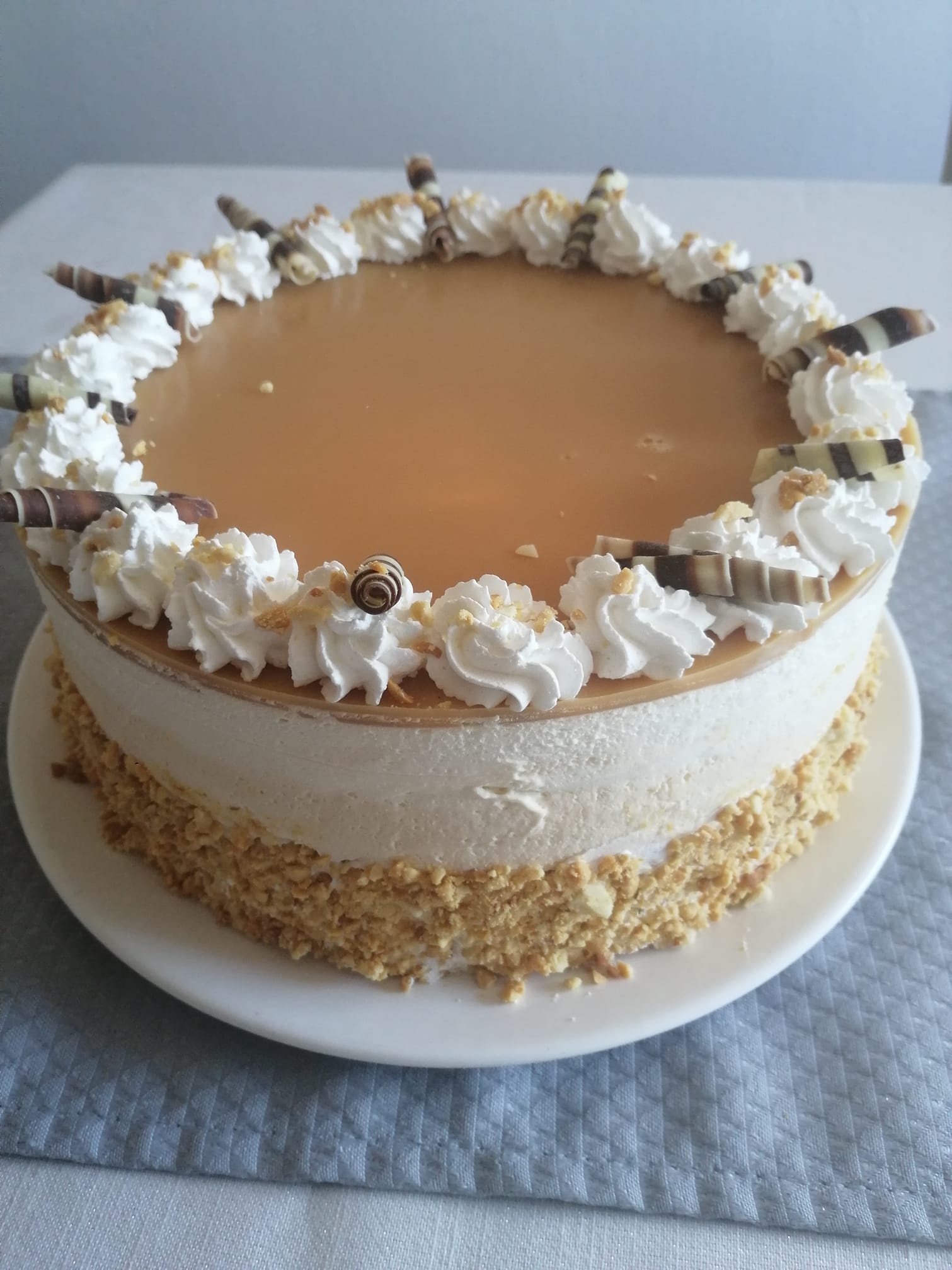 Fehér csokis sós karamell torta