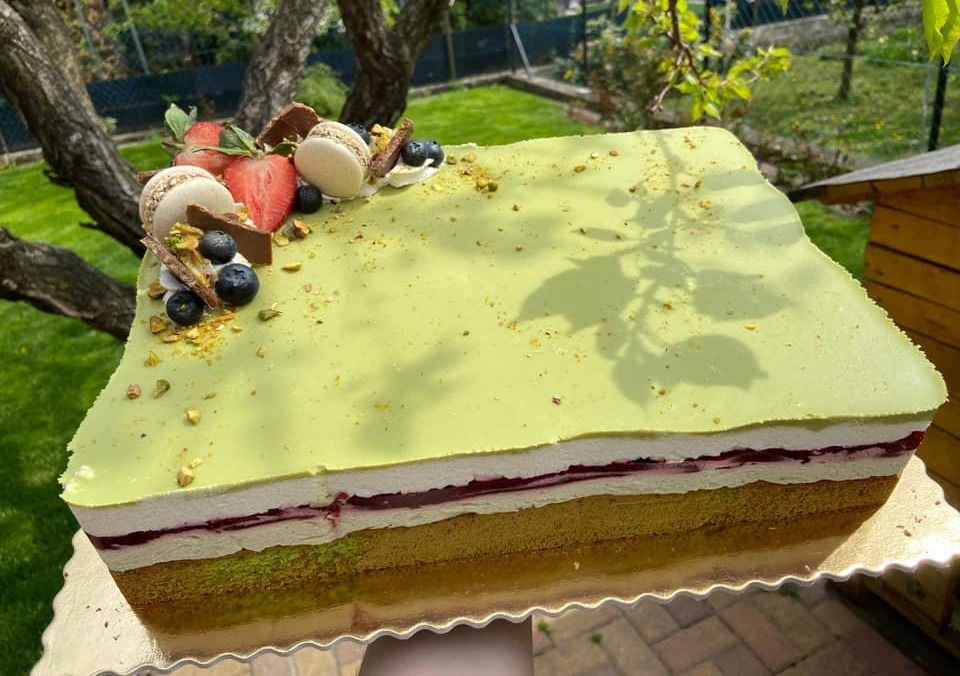 Fehércsokis pisztáciás torta málnával (Alattyán tortája)