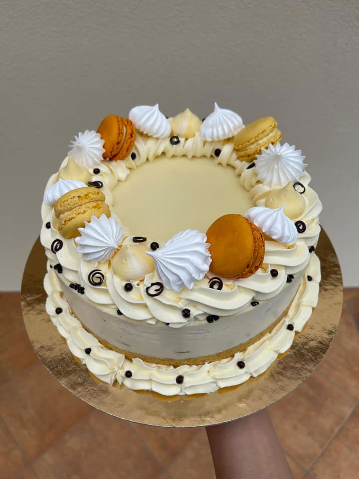 Fehércsokis őszibarack torta