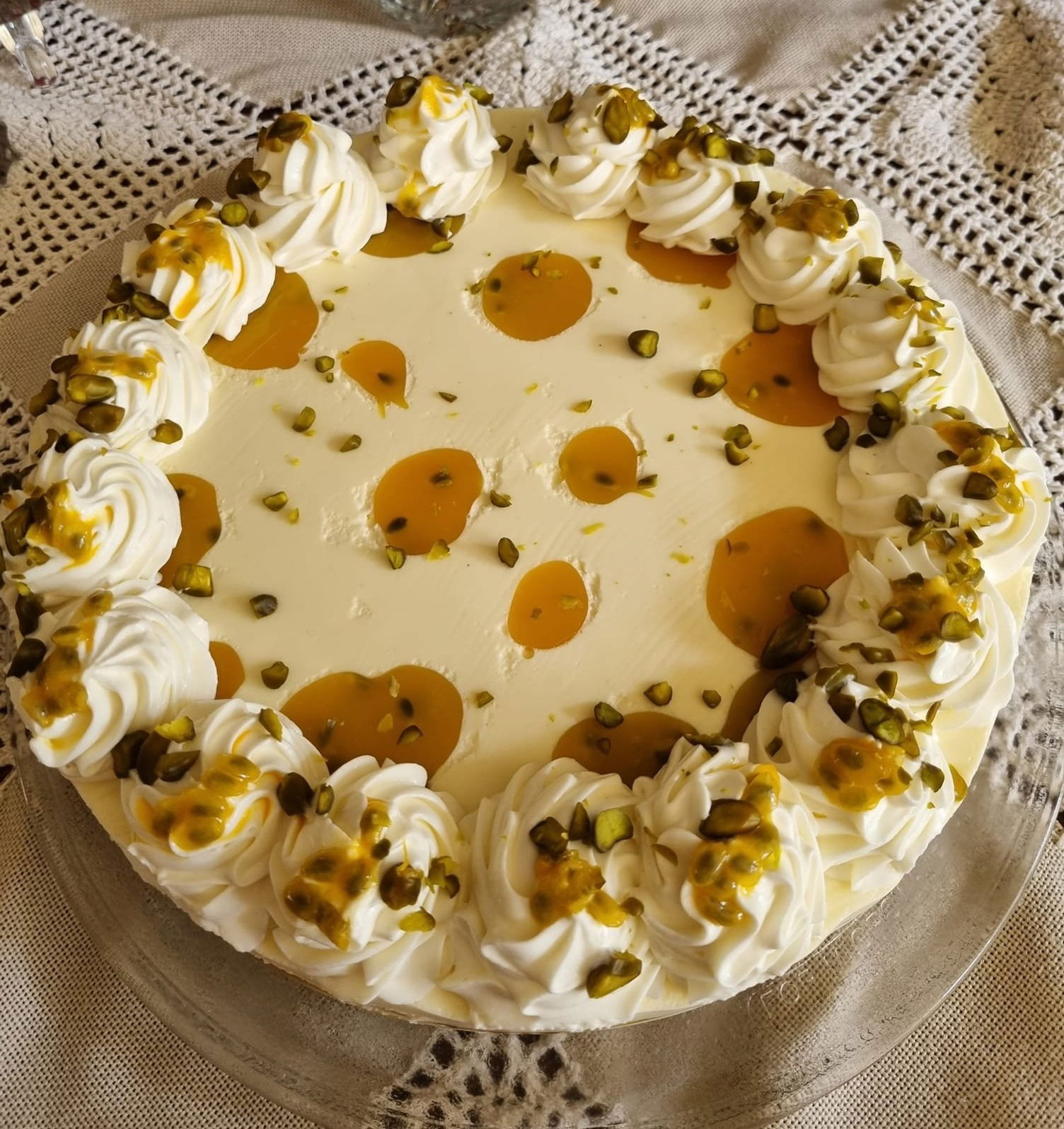 Narancsos maracuja torta vaníliás fehércsokival, pisztáciával