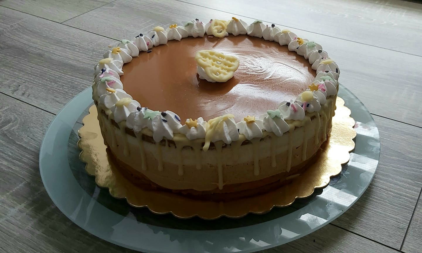 Fehér csokis sós karamell torta