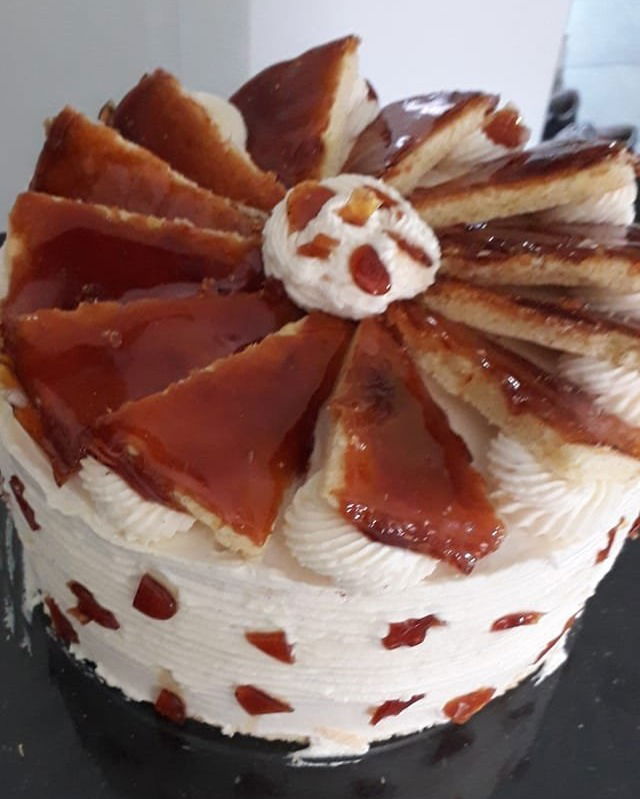 Fehércsokis "dobos" torta piros ribizlivel