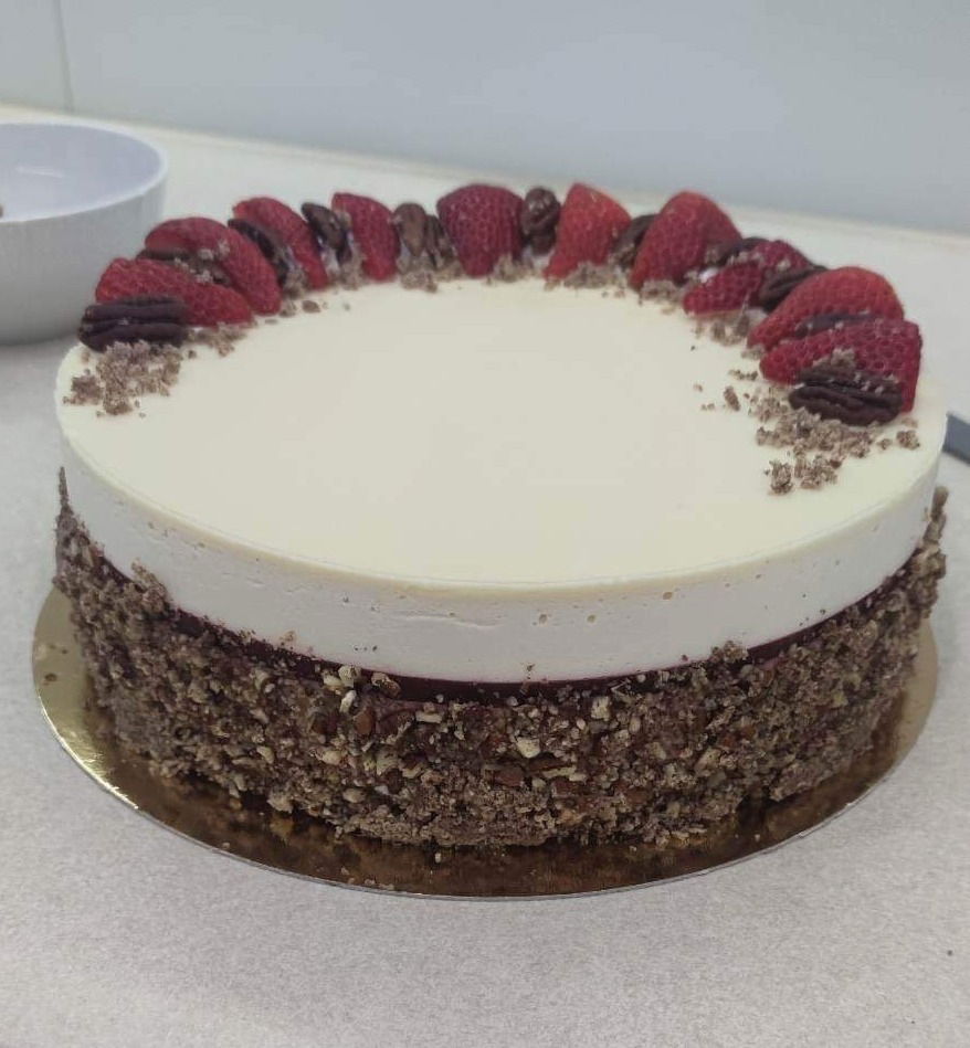 Fehércsokis pisztáciás torta málnával (Alattyán tortája 2021)