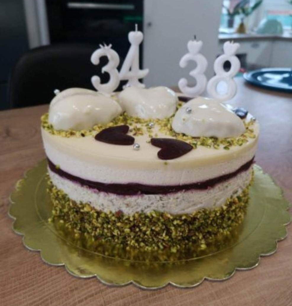 Fehércsokis pisztáciás torta málnával (Alattyán tortája 2021)