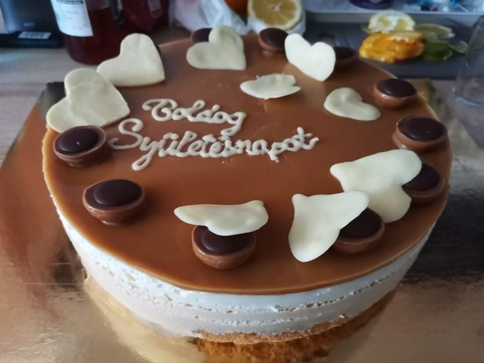 Fehér csokis sós karamell torta