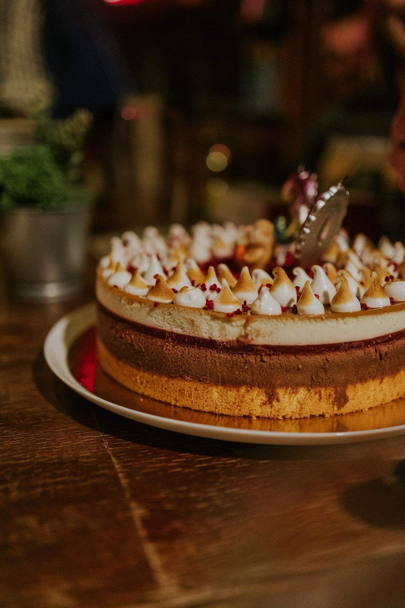 Csokis-vaníliás torta eperrel és karamellel