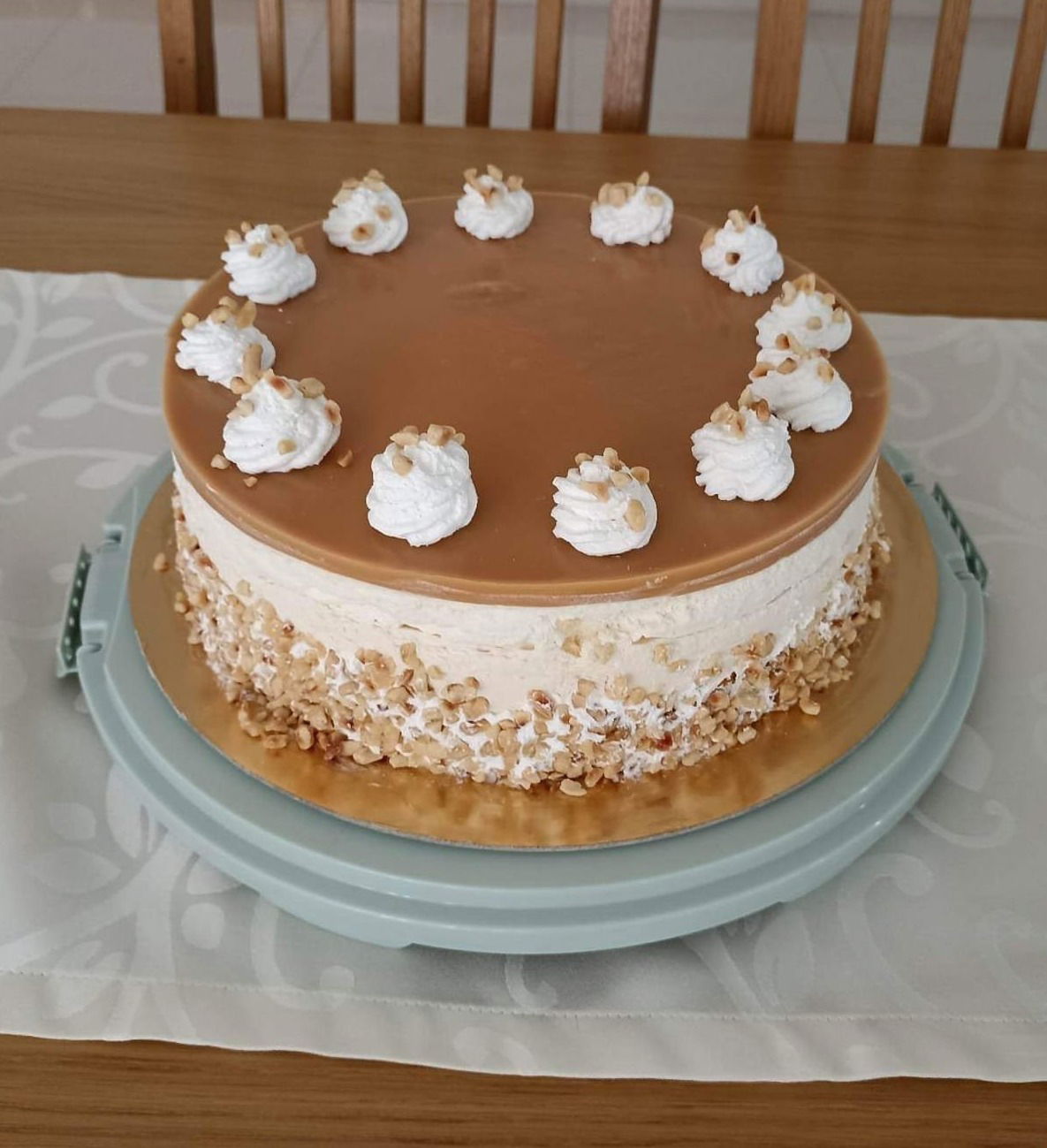 Fehér csokis sós karamell torta