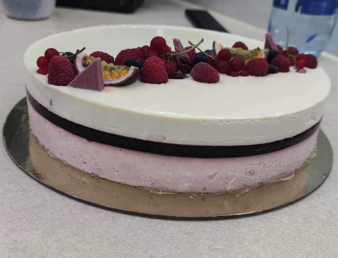 Erdei gyümölcsös joghurt mousse torta