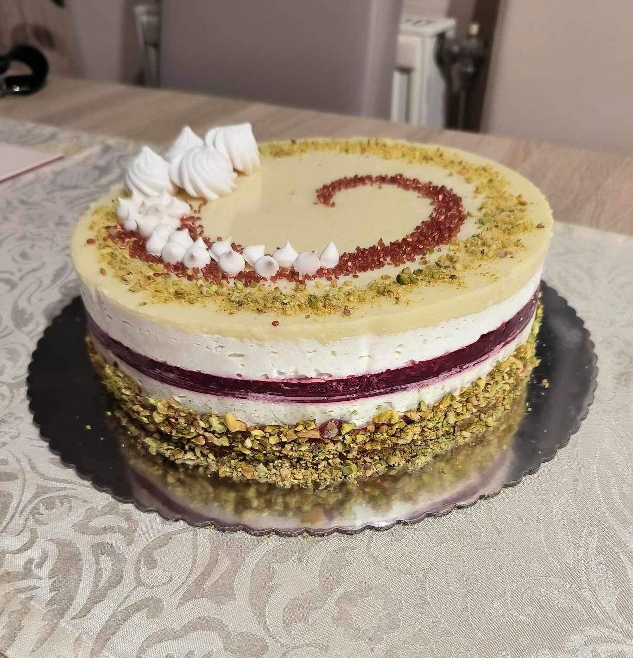 Fehércsokis pisztáciás torta málnával (Alattyán tortája 2021)