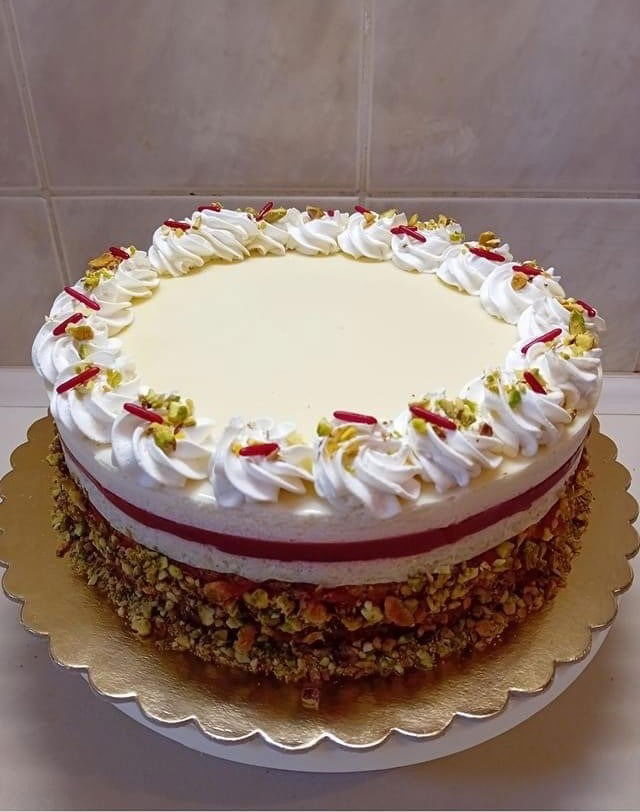 Fehércsokis pisztáciás torta málnával (Alattyán tortája )