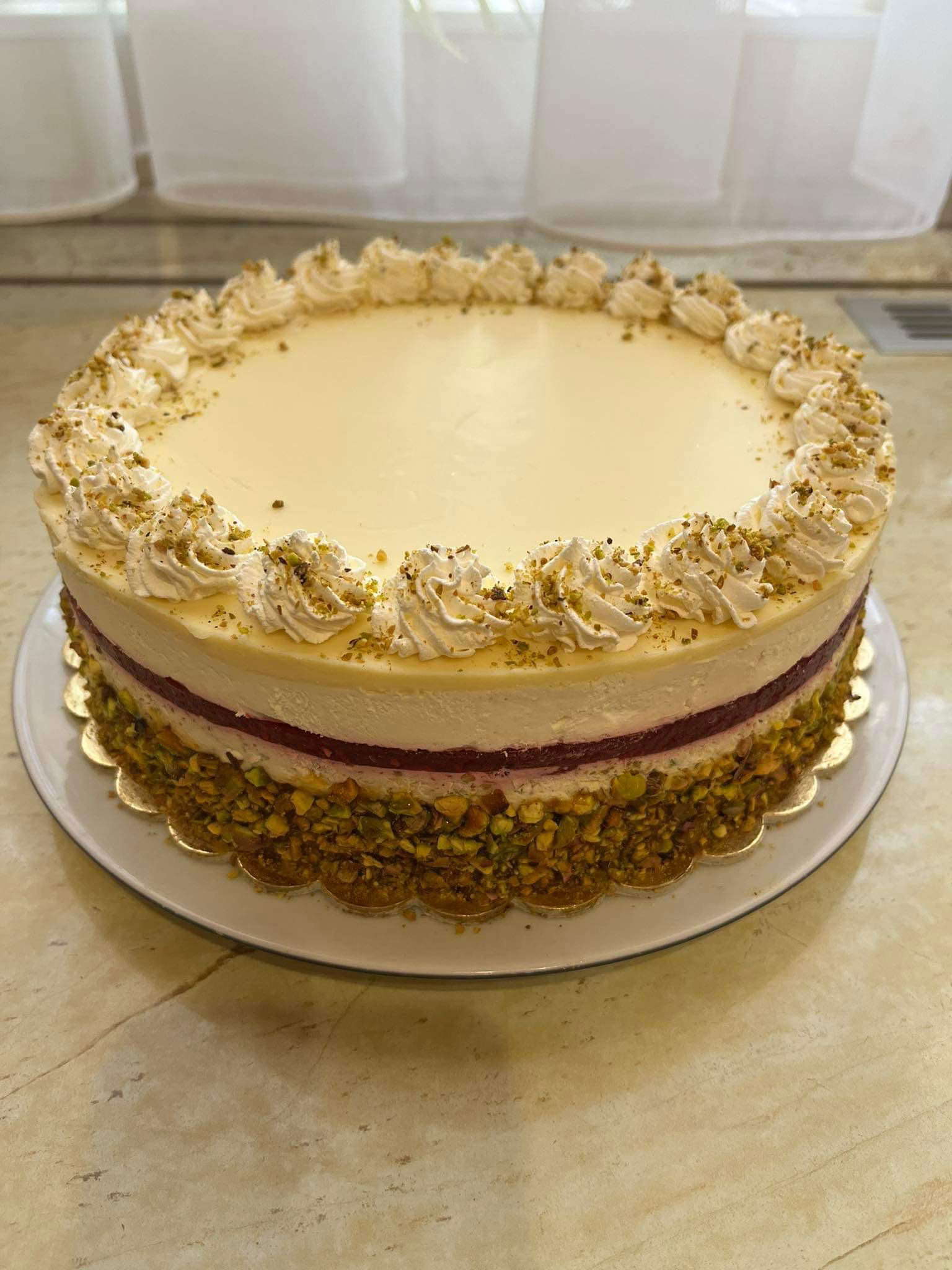Fehércsokis pisztáciás torta málnával (Alattyán tortája 2021)
