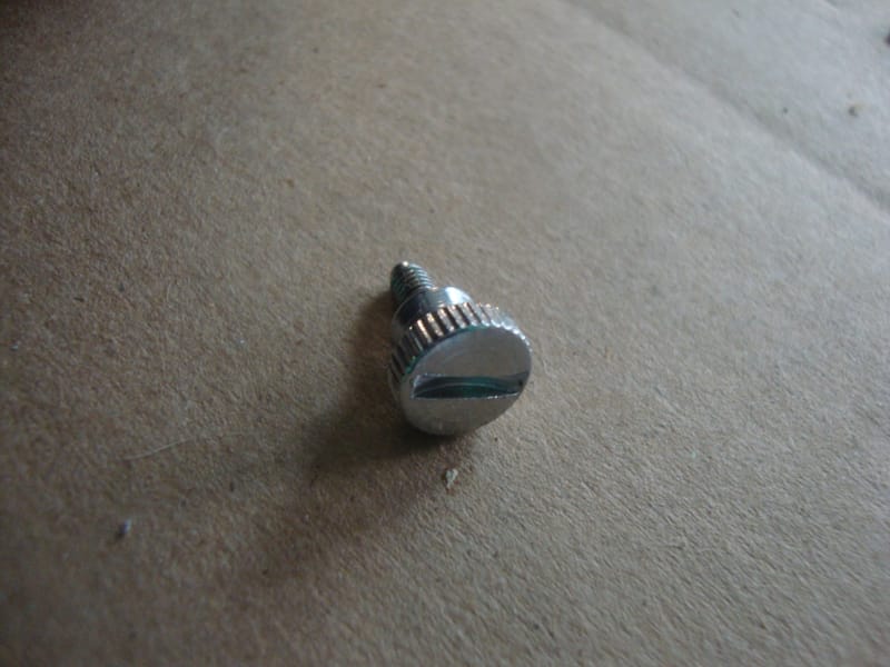 Singer CG 590 presser foot thumb screw